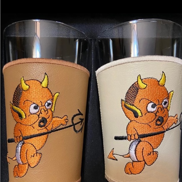 Don Ed Hardy Embroidered PVC Leather
Wrapped Glasses Gift Set Metal Storage Tin - Picture 2 of 10